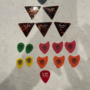 Various Gibson/ Fender Guitar Pick bundle. 17 picks.